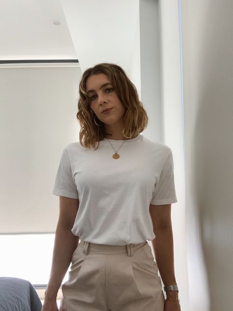 Uniqlo Women Outfit, White Tshirt Outfit, White Tees Outfit, Classic Wardrobe Pieces, Uniqlo Women, Tshirt Outfits, Wardrobe Basics, Basic Tee, Uniqlo