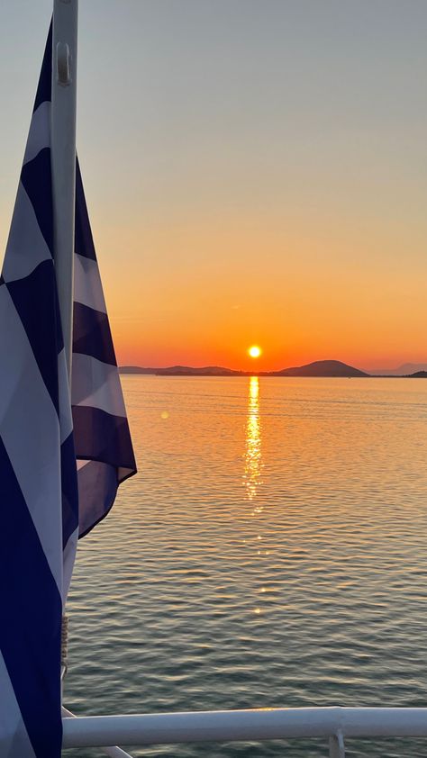 sunset with greece flag Greece Aestethic, Summer Aestethic Wallpaper, Sea Aestethic, Greece Party, Ios Greece, Wallpaper Travel, Greece Flag, Greece Beach, Wallpaper Ios