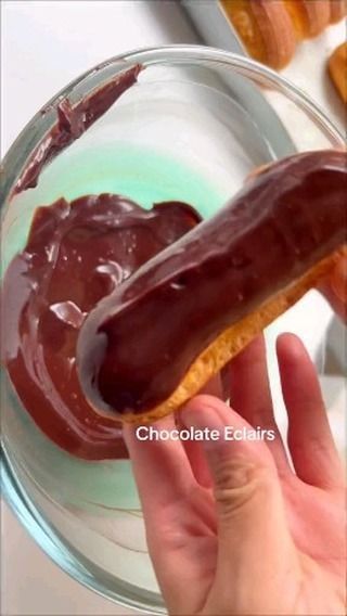 Chocolate Eclairs, Eclair Recipe, Recipe Baking, Sweet Dishes Recipes, Quick Recipes Snacks, Tasty Foods, Tasty Healthy, Easy Baking Recipes Desserts, Tasty Baking