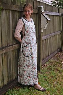 Amish Fashion, Amish Clothes, Amish Women Clothes, Canning Apron, Amish Living Lifestyle, Christian Modesty, Practice Outfits, Valley Girls, Functional Fashion