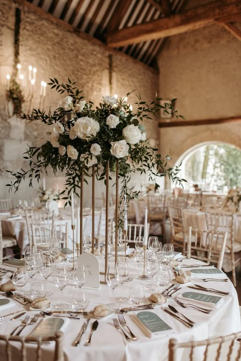 Wedding Decorations Table Elegant, Flower Wedding Design, Gold And White Wedding Centerpieces, Wedding Table Tall Centerpieces, White Wedding Flowers Centerpieces Reception Ideas, Gold Wedding Centerpieces Elegant, Wedding Decoration Minimalist, Round Table Centerpieces Wedding Candles, Luxurious Wedding Decor