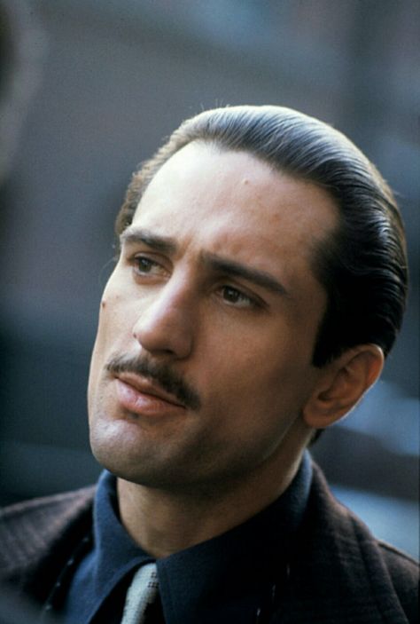 (19) Robert De Niro on Tumblr Godfather 2, Don Vito Corleone, Vito Corleone, Francis Ford Coppola, Movie Shots, Corte De Cabelo Masculino, Al Pacino, The Godfather, Film Movie