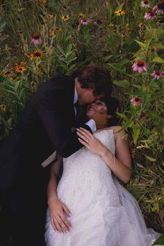 Wedding Flower Field, Field Of Flowers Wedding, Wedding In A Field Of Flowers, Romantic Wildflower Wedding, Cute Couple Pics Wedding, Flower Field Elopement, Flower Field Wedding Photos, Indie Wedding Photos, Wild Flower Field Wedding