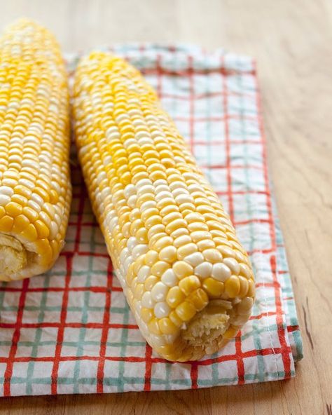 How to steam Corn-I did this today and it really works Shuck Corn, Cooking Sweet Corn, Shucking Corn, Cook Corn, How To Cook Corn, Salmon Potato, Lunch Appetizers, Grilling Tips, Cooking 101