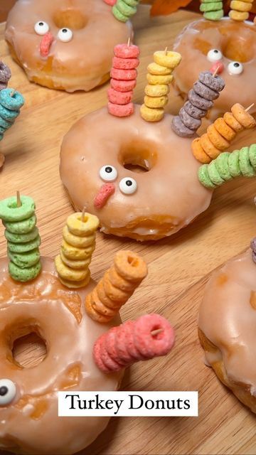 Alisha Larson on Instagram: "Turkey Donuts 🍩 Cute dessert idea for a Friendsgiving or even fun for the kids Thanksgiving morning! 🦃☺️  The Fruit Loops are more for looks but can be eaten if desired! 🫶  Ingredients:  ✨Glazed Donuts  ✨Fruit Loops ✨Candy Eyes ✨Decorating Gel  ✨Tooth Picks  Directions:  1. Incert 5 toothpicks into glazed donut.  2. Fill each toothpick with Fruit Loops by color.  3. Using decorating gel “glue” on candy eyes.  4. Break a red or orange Fruit Loop in half for the beak, using decorating gel to secure.  ENJOY! 😋  #turkeyseason #turkeyday #friendsgiving #easyrecipes #sweettreat #dessertrecipe #donuts #dessertideas #thanksgivingvibes" Acorn Donut Holes, Turkey Donuts Ideas, Thanksgiving Donuts Ideas, Donut Turkey, Donut Craft, Kids Food Crafts, Thanksgiving Morning, Fun Thanksgiving Desserts, Candy Eyes