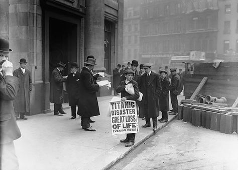 Newspaper Boy Ned Parfett Sells Copies Of The Evening Paper Bearing News Of Titanic’s Sinking The Night Before, April 16, 1912 Titanic Pictures, Colorized History, Colorized Historical Photos, Titanic Sinking, Titanic Facts, Photos Rares, Titanic History, Rare Historical Photos, Colorized Photos