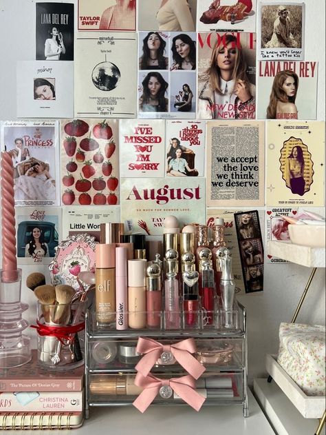 Carrie Bradshaw Room Aesthetic, Vogue Wall, Pretty Bedrooms, Penyimpanan Makeup, Dream Vanity, Photowall Ideas, Apartment Stuff, Room Makeovers, Uni Room