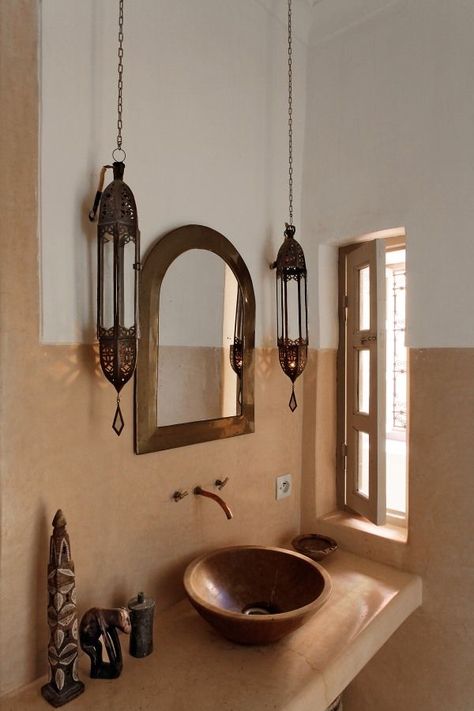 Le Riad Berbère Bathroom Neutral Colors, Spanish Bathrooms, Bathroom Moroccan, Moroccan Style Kitchen, Dekorasi Maroko, Makeover Kamar Mandi, Moroccan Bathroom, Moroccan Interiors, Mediterranean Home Decor