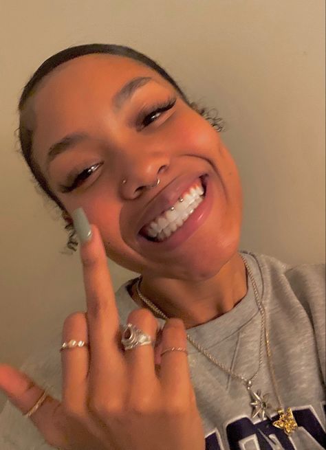 Nose And Septum Piercing Together, Face Piercings Black Women, Gum Piercing, Smiley Piercing Jewelry, Pretty Piercings, Mouth Piercings, Cute Nose Piercings, Piercing Inspo, Smiley Piercing