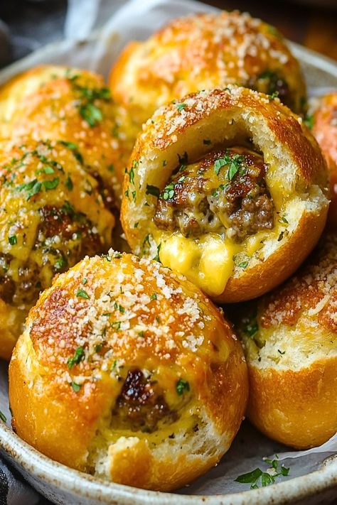 Garlic Parmesan Cheeseburger Bombs Cheese Stuffed Garlic Rolls, Guys Weekend Food, Cheese Burger Biscuits, Bread Bowl Appetizers, Biscuit Bombshell, Fun Appetizers For Party Finger Foods, Pizza Bombshell, Game Day Dinners, Garlic Parmesan Cheeseburger Bombshell