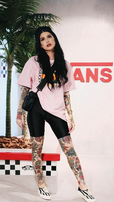 Artist Outfit Style Men, Anna Meliani, Tattoo Artist Outfit, Artist Outfit Style, Tattoo Outfit, Artist Fashion, Body Tattoo, Witchy Fashion, Artist Outfit