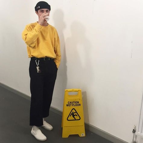 Yellow Outfit Men, Kids Fashion Trends, Men With Street Style, Skate Style, Men Street, Mens Fashion Trends, Fashion Mode, Mens Street Style, Aesthetic Outfits