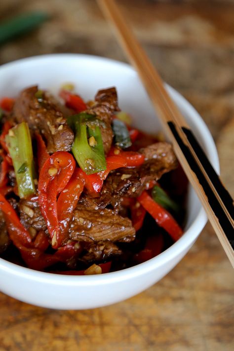 Get this Easy, Spicy and Savory recipe for Beef Stir Fry with Spicy Hoisin Sauce from Pickled Plum - With Step by Step Photo Recipe. Recipes With Hoisin Sauce, Asian Stir Fry Recipe, Beef Stir Fry Recipes, Asian Stir Fry, Tandoori Masala, Diner Recept, Fried Beef, Beef Stir Fry, Paleo Dinner