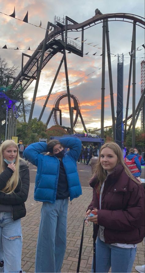 Theme Park Aesthetic Friends, Park Aesthetic Friends, Theme Park Aesthetic, Park Pics, Drinks Outfits, Park Aesthetic, Aesthetic Drinks, Hershey Park, Haunted Attractions