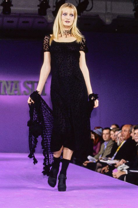 Coven Fashion, Halter Dress Pattern, 90s Runway Fashion, 1990s Fashion, 90s Fashion Outfits, Anna Sui, Grunge Goth, Fashion Show Collection