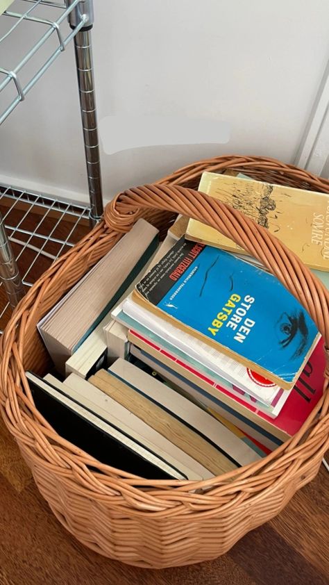 Basket Of Books, Books In Baskets, Book Basket Ideas, Book Basket, Classroom Interior, 16 Candles, Garage Gift, College Books, Book Baskets