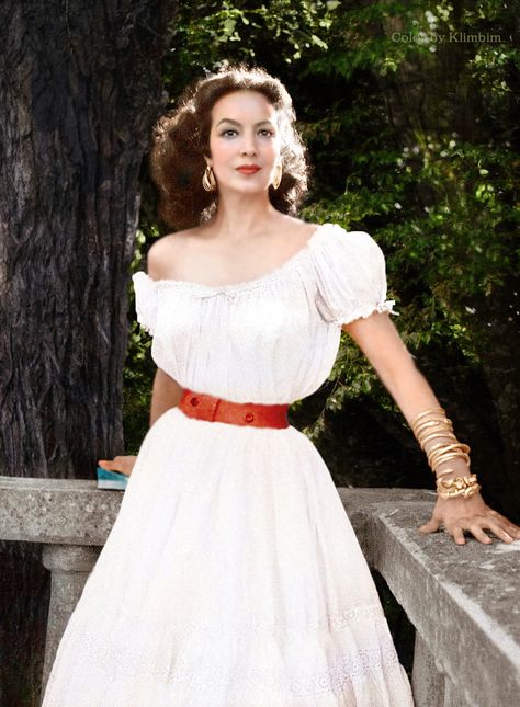 images of maria felix | Maria-Felix-white-dress Mexican Actress, Mexican Fashion, Mexican Women, Outfits Retro, Mexican Dresses, Hollywood Celebrities, Classy Women, Vintage Beauty, Off Shoulder Dress