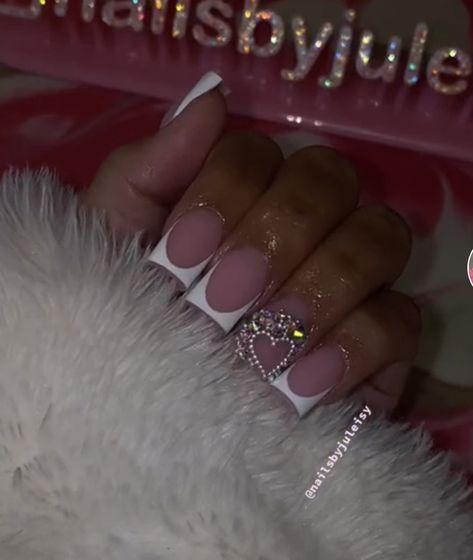 Baddie Short Acrylic Nails With Diamonds, Short Acrylic Nails With Jewels, Shorties Pink Acrylic Nails, French Shorties Nails, Bedazzled French Tip Nails Short, Y2k Nails Acrylic Hello Kitty Short, Short French Tip Nails With Gems, Short Bougie Nails, Short Acrylics With Rhinestones