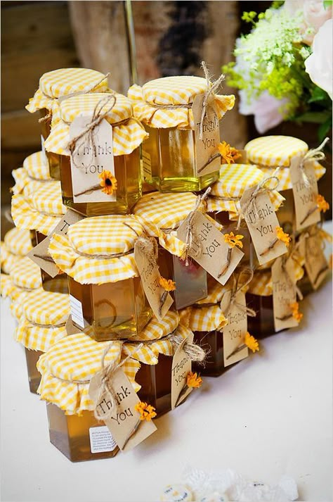 Simple Wedding Favors, Toples Kaca, Yellow Wedding Theme, Honey Wedding Favors, Honey Jars, Honey Wedding, Best Wedding Favors, Mandala Tattoo Design, Simple Invitation