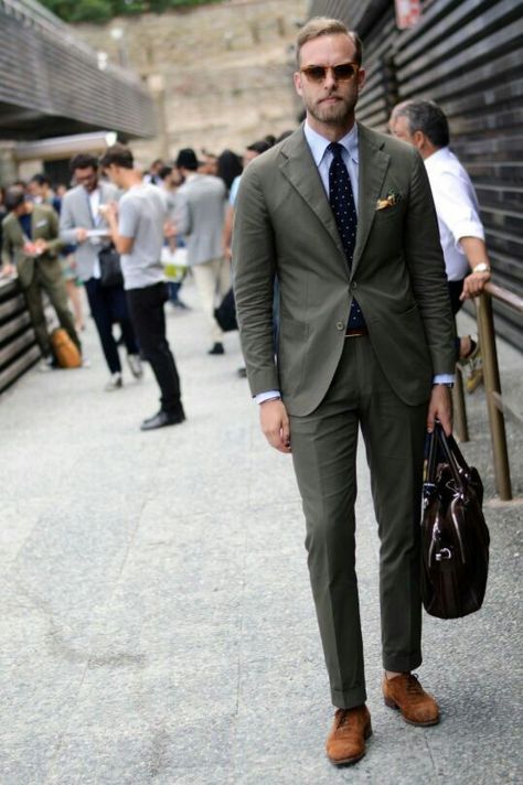 Olive green suit Green Suit Men, Olive Green Suit, Terno Slim, Look Formal, Mens Fashion Blog, Green Suit, Brown Suits, The Editor, Street Style Summer