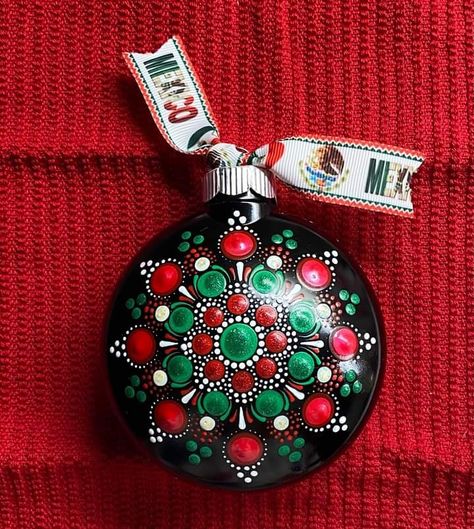 Round Dot Mandala, Mandala Dot Painting Christmas Ornaments, Holiday Dot Mandala, Christmas Dot Painting Ideas, Christmas Dot Mandala, Dot Painted Ornaments, Dot Art Ornaments, Dot Painting Ornaments, Dot Painting Christmas