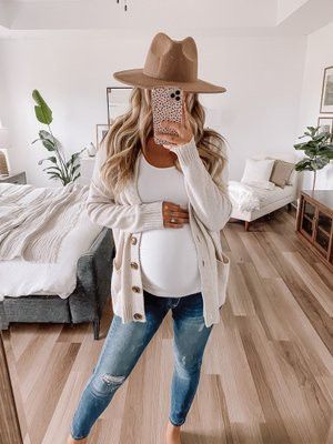 Cute Maternity Vacation Outfits, White Jeans Maternity Outfit, Plaid Maternity Outfit, Fall Prego Outfits, Cute Simple Maternity Outfits, Cute Maturity Outfits, Casual Maternity Outfits Photoshoot Fall, Styling Maternity Clothes, 2022 Maternity Outfits