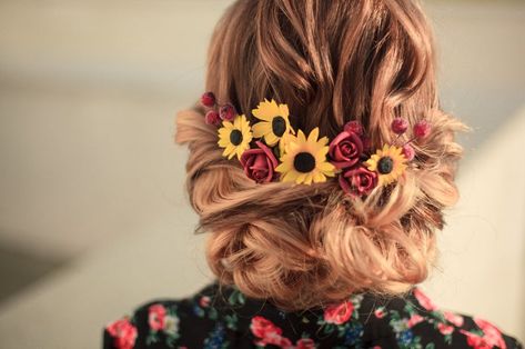 Sunflower Flower Crown Wedding, Wedding Hair With Sunflowers, Half Up Half Down Wedding Hair Sunflower, Sunflower And Rose Hair Piece, Sunflower Hair Garland, Wildflower Hair, Rustic Wedding Hair, Wedding Flower Comb, Sunflower Hair