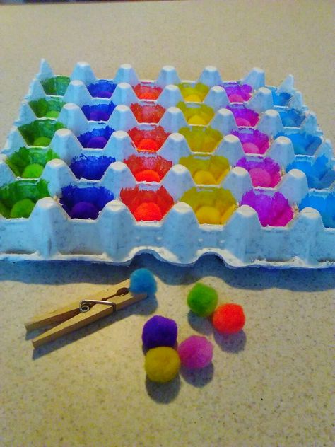 Pom-pom color match/sort (fine motor activity) Pom Pom Activities For Toddlers, Fine Motor Egg Carton, Pom Pom Sorting, Toddler Pom Pom Activities, Pom Pom Color Sorting, Fine Motor Activity, Diy Classroom, Egg Carton, Baby Diy