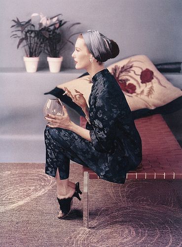 Mary Jane Russell in Chinese silk pajamas, photo by John R… | Flickr Suzy Parker, Vogue Photo, Vogue Vintage, Jane Russell, Glamour Vintage, Look Retro, Vintage Fashion Photography, Retro Mode, Jairzinho