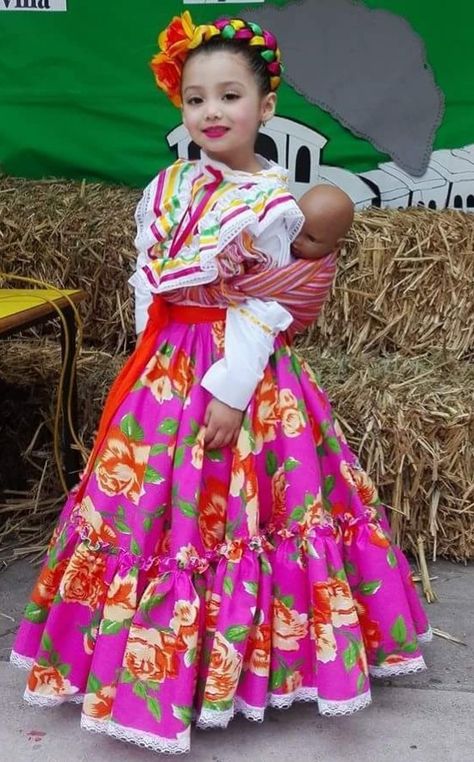 Traje Típico Mexicano Revolucionario Vestuario mexicano Outfit Mexicano, Outfit Traditional, Traditional Mexican Dress, Ballet Folklorico, Ap Studio Art, Fiesta Outfit, Mexican Home Decor, Mexican Outfit, Theme Dress