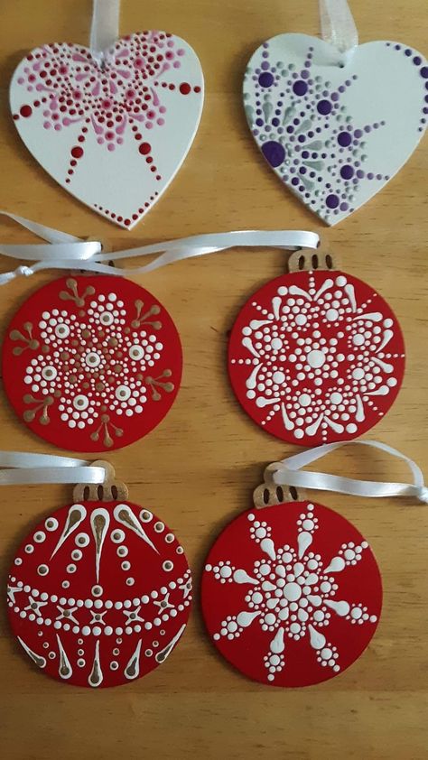 Dot Painting Christmas Cards, Dot Art Painting Christmas Ornaments, Dot Painting Snowflakes, Dot Painting Ornaments Patterns, Christmas Dot Painting Ideas, Mandela Dot Art, Dot Painting Christmas, Christmas Dot Painting, Christmas Dot Art