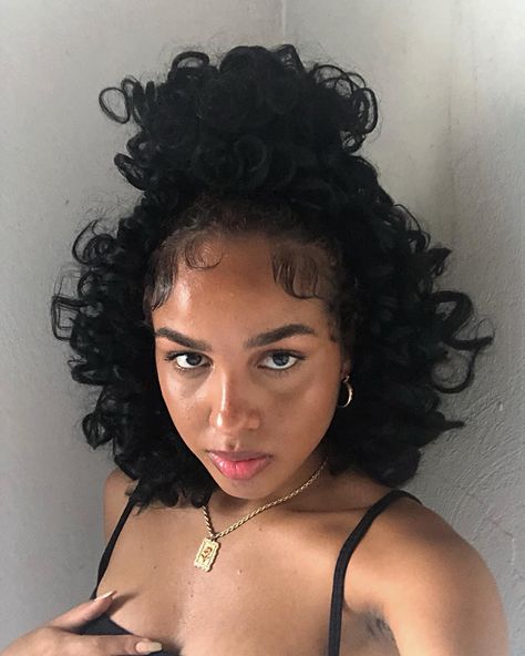 Short Curly Hair Baddie, Hairstyles For Short Curly Hair Black Women, Buns Curly Hair, Curly Styles For Medium Hair, Short Curly Hairstyles Aesthetic, Medium Length Curly Hair Natural Black Women Short Hairstyles, Natural Short Curly Hairstyles Ideas, Cute Curly Short Hairstyles, Curly Hairstyles For Black Women Short