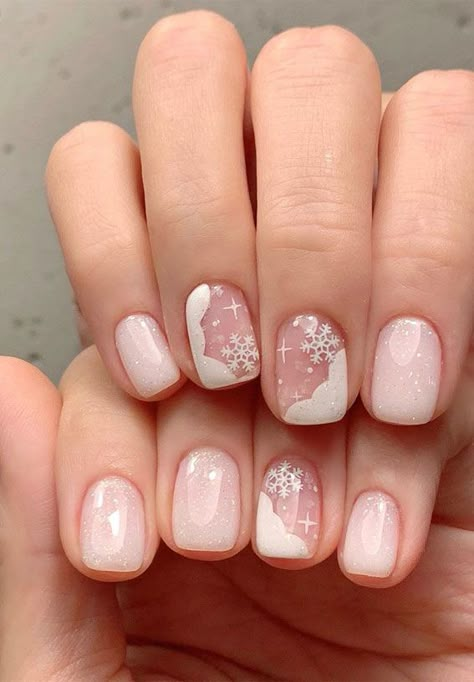 Short Christmas Nails Snowflake, Christmas For Short Nails, Christmas Nails Cute Simple, Christmas Nails Summer, Pretty Christmas Nail Designs, Christmas Simple Nail Art, Christmas Nails Decorations, Short Nail Christmas, Short Snowflake Nails Simple