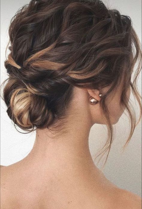 Wedding Hairstyles Updo Messy, Romantic Updo Hairstyles, Updo Messy, Low Bun Wedding Hair, Hairstyle Simple, Simple Updo, Romantic Updo, Ball Hairstyles, Bridal Hair Updo