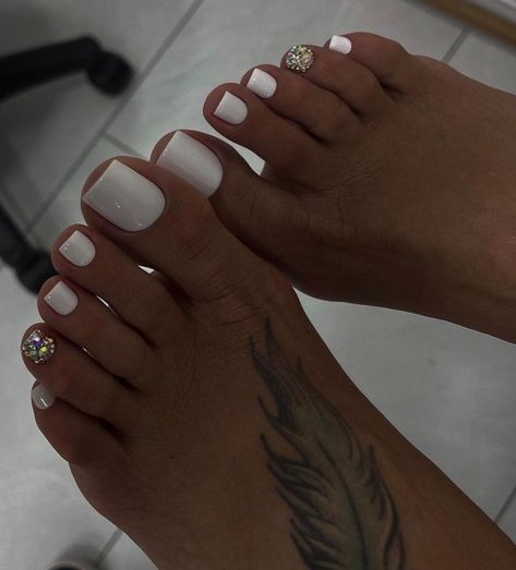 Leg Nails, Nail Leg, Pedi Nails, Pedicure Designs Toenails, Heart Nail Designs, Gel Toe Nails, Acrylic Toes, Acrylic Toe Nails, Toe Nail Color