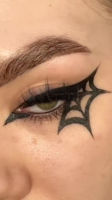 Eyeliner Looks For Halloween, Goth Liner Makeup, Steampunk Eyeliner, Witchy Makeup Ideas, Halloween Graphic Eyeliner, Lace Eyeliner, Skeleton Eyeliner, Witchy Eyeliner, Simple Halloween Eyeliner