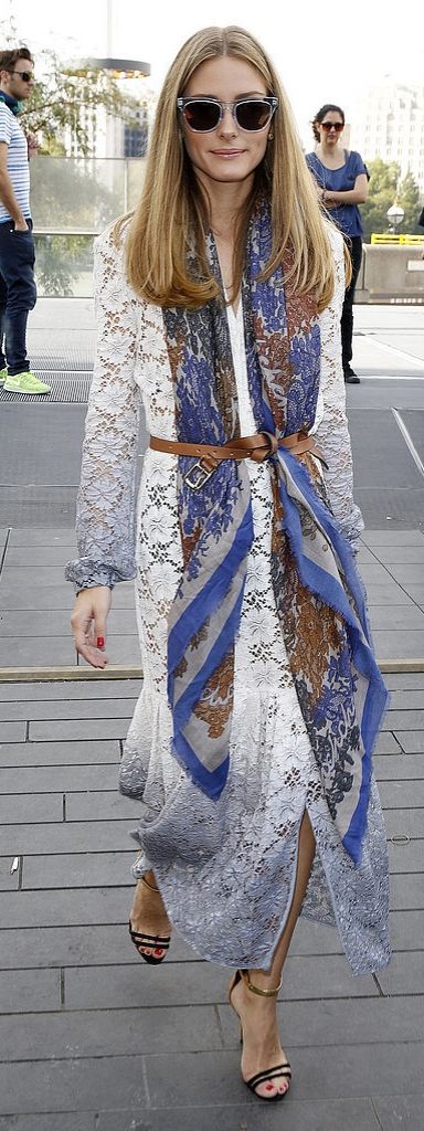 Olivia Palermo street style inspiration: A bright blue bohemian printed scarf… Olivia Palermo Street Style, Lacy White Dress, Estilo Olivia Palermo, Simple White Dress, Olivia Palermo Style, Popsugar Fashion, Cooler Look, Looks Street Style, Olivia Palermo