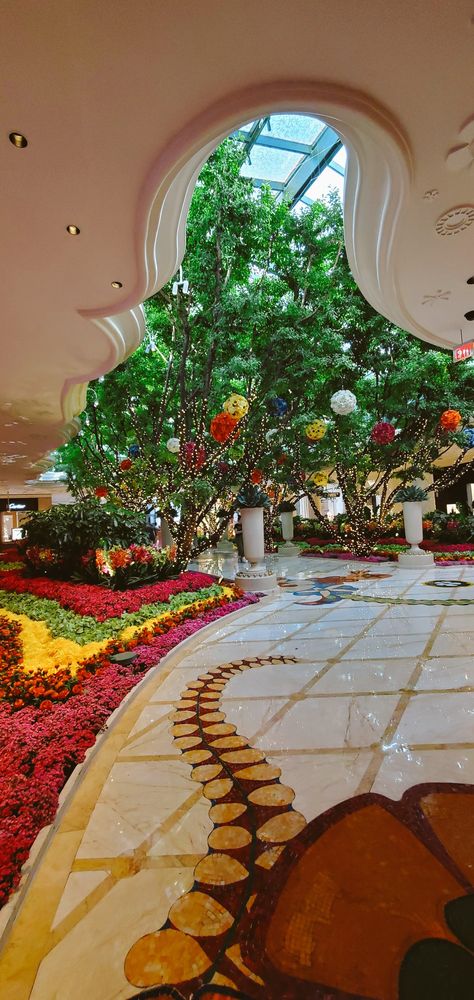 Wynn Las Vegas, The Lobby, Flower Display, Lobby, Las Vegas, Beautiful Places, Crystals, Flowers