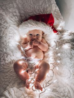 Holiday Baby Pictures, Baby Holiday Photos, Baby Christmas Photography, Newborn Christmas Photos, Photo Bb, Christmas Baby Pictures, Photo Halloween, Baby Milestones Pictures, Baby Christmas Photos