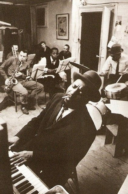 Thelonious Monk New Yorker Loft, Arte Jazz, Vintage Foto's, Thelonious Monk, New York Loft, Jazz Artists, Jazz Musicians, I'm With The Band, Jazz Blues