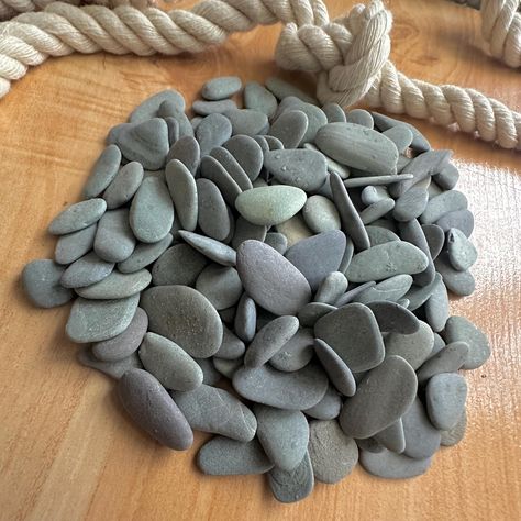 150 Stück Midi Strandsteine *Die Steine wurden von mir am Marmarameer Strand in der Türkei handverlesen. Ich achte auf ihre Glattheit wegen Ihrer Projekte. * Kann für die Herstellung von Schmuck verwendet werden - Kieselkunst - Dekoration für Haus und Garten - Füllung für Aquarium, Terrarium, Vase ... *Du erhältst genau die Steine auf dem Foto. Danke fürs Anschauen und zögert bitte nicht, mich zu kontaktieren, wenn Ihr Fragen habt! Viel Spaß beim shoppen :) Sea Stones, Aquarium Terrarium, Art Stone, Beach Stones, Grey Stone, Stone Rocks, Pebble Art, Garden Decoration, Making Jewelry