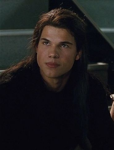 Jacob With Long Hair, Jacob Twilight Long Hair, Jacob Black Long Hair, Taylor Lautner Long Hair, Twilight Shifting, Boys Dyed Hair, Taylor Jacobs, Jacob Black Twilight, Jacob And Bella