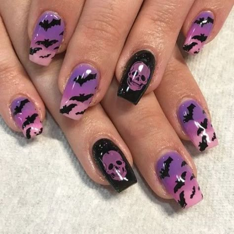 Get your nails ready for fright night with these DIY Halloween Nail Designs. Nail Art Mariage, Halloween Nails Diy, Nail Art Halloween, Emerald Nails, Halloween Acrylic Nails, Cute Halloween Nails, October Nails, About Halloween, Holiday Nail Art