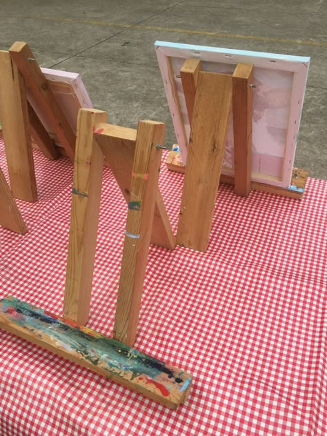 Diy Small Easel Stand, Tabletop Easel Diy, Diy Art Easel How To Make, Diy Small Easel, Art Easel Diy, Diy Paint Easel, Diy Art Easels, Diy Easel Stand For Painting, Diy Easel Tabletop