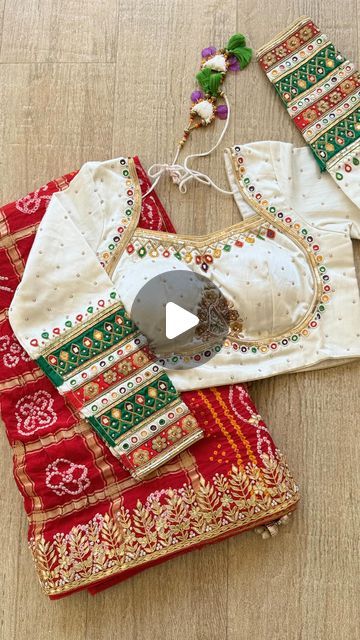 Blouse Designs Bandhani Saree, Gaji Silk Blouse Design, Blouse Designs For Bandhani Sarees, Bandhani Blouse Pattern, Bandhani Saree Look, Bandhani Blouse Design, Bandhani Saree Blouse Design, Handwork Blouse Design, Gaji Silk Bandhani Saree