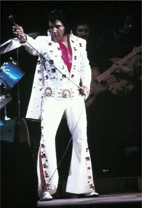 Elvis, Madison Square Garden, June 10th. 1972 Elvis Presley Concerts, Elvis Jumpsuits, Elvis In Concert, Elvis Presley Images, Elvis Presley Pictures, Elvis Presley Photos, Madison Square Garden, Madison Square, Battle Royale