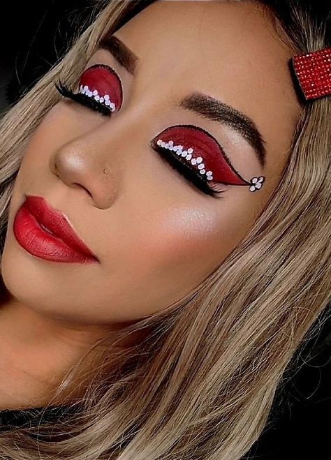 christmas makeup, christmas eye makeup, holiday makeup ideas, christmas makeup look, festive makeup look, chrismas makeup looks Holiday Makeup Christmas, Christmas Jello Shots, Christmas Eyeshadow, Makeup Themes, Light Makeup Looks, Christmas Makeup Look, Makeup For Moms, Face Art Makeup, Sparkling Eyes