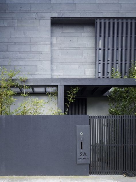 Seacombe Grove House-B.E Architecture-09-1 Kindesign Black Fence, Modern Fence Design, Google Lens, Architecture Exterior, Facade Architecture, Fence Design, Facade Design, Gate Design, Facade House