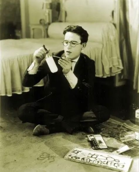 1920s Male Actors, 20s Men, Detective Aesthetic, Harold Lloyd, Male Pose Reference, Funny Boy, Dapper Gentleman, Black And White Film, Silent Movie