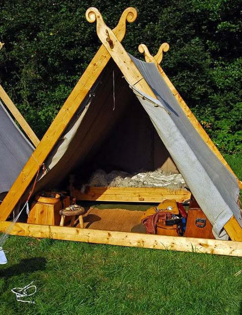 namiot wikingów Viking Market, Viking Tent, Viking Camp, Sca Camping, Dragon Heads, Viking House, Viking Dragon, Wooden Beds, Cabin Tent